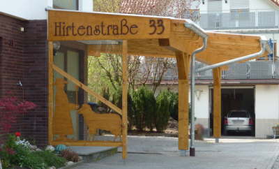 Carport mit Schrift u Motiven